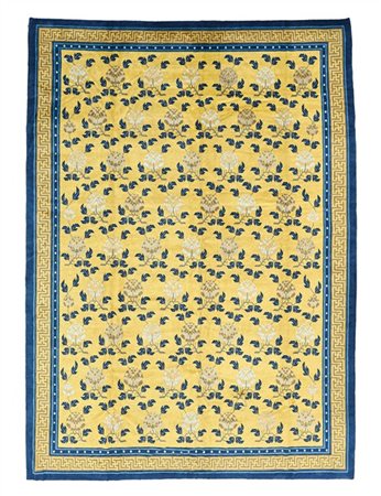 Tappeto Nepal, recente manifattura. Decoro all over con peonie su fondo giallo
