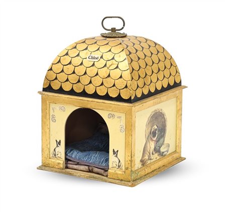 Casetta per cane in legno dipinto con sommità a cupola e squame dorate (cm 44x6
