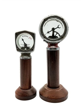 Lotto di due calorimetri "Mascot" per auto d'epoca in metalli vari e base a col