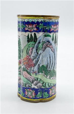 Vasetto polilobato in smalti policromi con decoro a paesaggi. Cina, secolo XX (