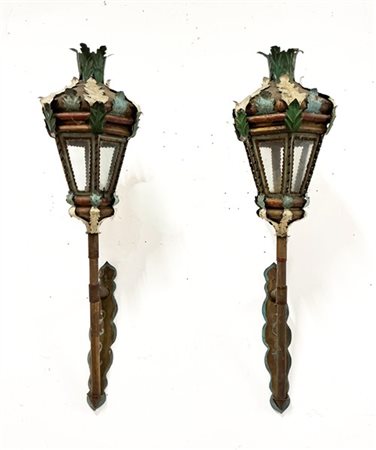 Coppia di cilostri in lamierino dipinto, secolo XIX. Montati a torciera da pare