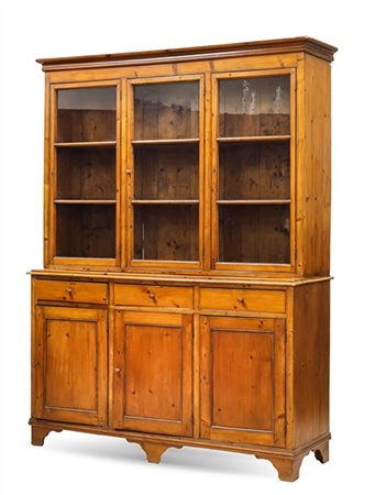 Credenza con vetrina a due corpi in legno dolce, parte superiore a tre ante con