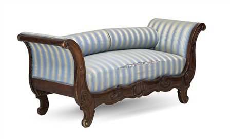 Dormeuse a barca in noce con fronte decorato a volute e valva di conchiglia ad