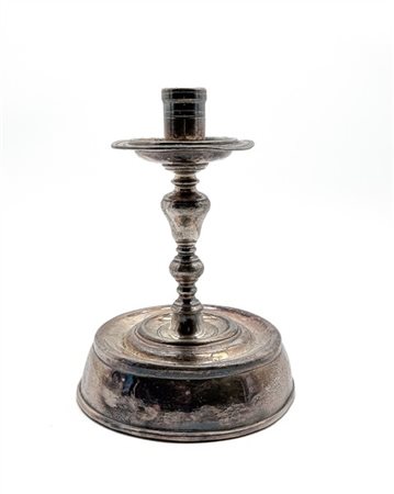 Candeliere in metallo argentato con sostegno a balaustro e base circolare scana