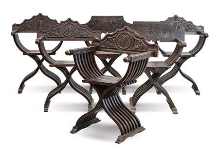 Lotto composto da sei diverse sedie Savonarola con schienale intagliato. Inizio