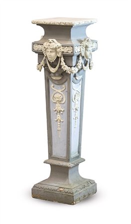 Alzata in legno dipinto con fusto rastremato e base quadrata, rilievi a volti m