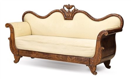 Divano a barca con schienale mosso decorato a motivi vegetali, montanti intagli