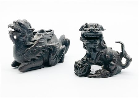 Arte orientale. Lotto composto da un cane di Pho e un drago in bronzo (l. max c