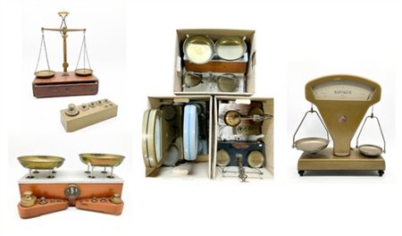 Lotto composto da cinque diverse bilance e pesi di epoche e materiali diversi (