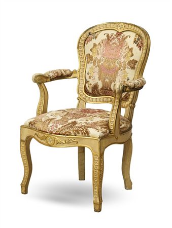 Poltrona in legno laccato e dorato, braccioli terminanti a ricciolo e gambe mos