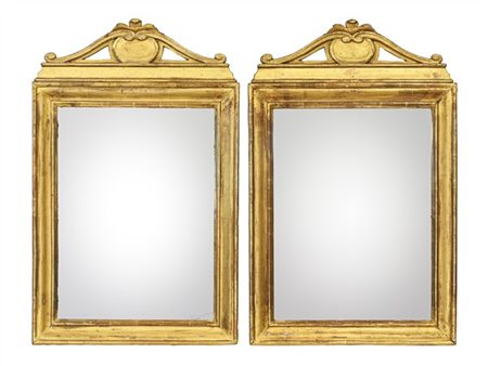 Coppia di specchiere in legno dorato, cimasa traforata decorata a volute centra