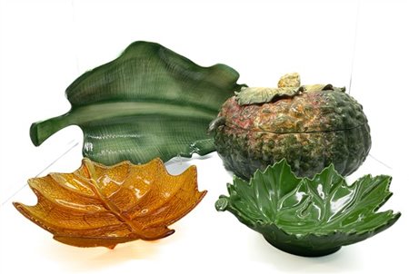 Lotto composto da una zuppiera a forma di zucca in ceramica policroma e tre vas