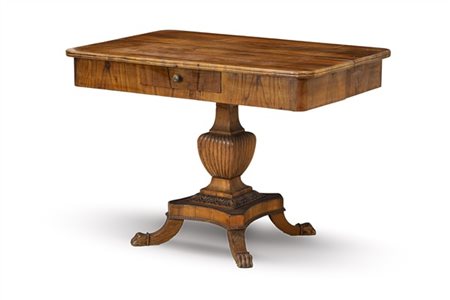 Tavolino da centro lastronato in noce con piano rettangolare e cassetto nella f