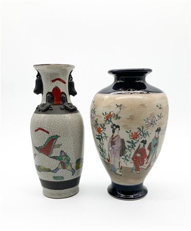 Manifatture orientali, secolo XX. Lotto composto da due vasi in porcellana poli