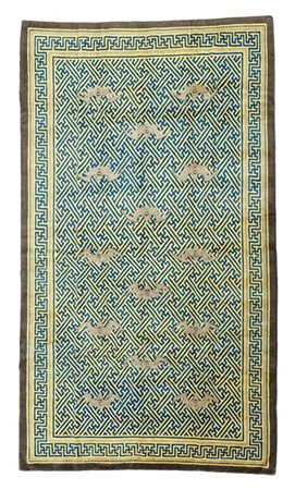 Tappeto Nepal, recente manifattura. Decoro con griglia blu su fondo giallo e pi