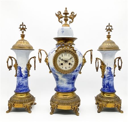 Trittico da camino in metallo dorato e ceramica dipinta nei toni del blu a paes