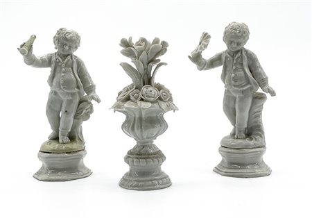 Manifattura del secolo XVIII. Coppia di figure di fanciulli uniti ad un modelli