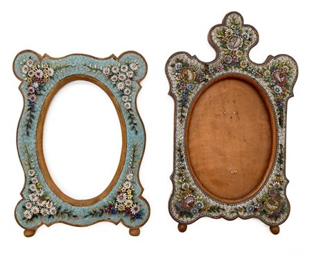 Manifattura veneziana, secolo XX. Due cornici portafoto di forma sagomata decor