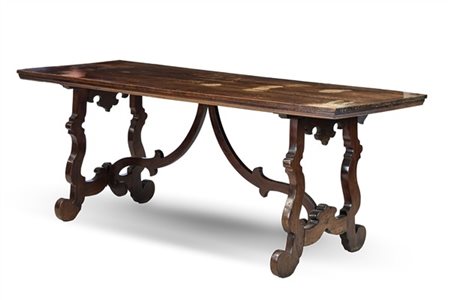 Tavolo fratino in legni vari con piano rettangolare, gambe a lira e traverse sa