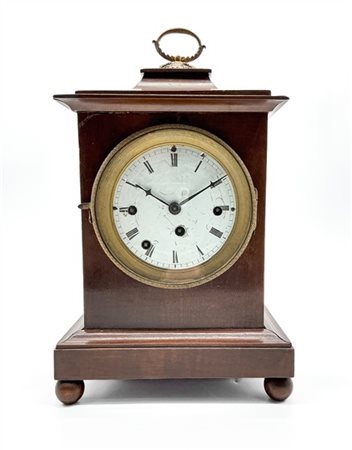 Pendola da appoggio di forma parallelepipeda con cassa in legno e quadrante in