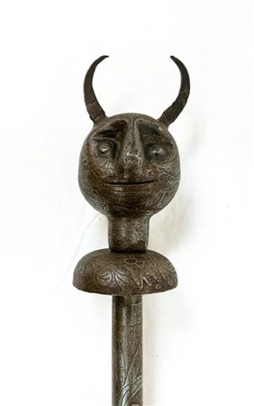 Mazza cerimoniale in metallo inciso con testa di diavolo sferica sopra un colla