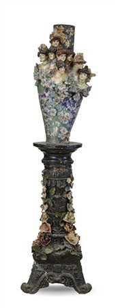 Manifattura del secolo XIX-XX. Vaso decorativo su base tripode in terracotta di