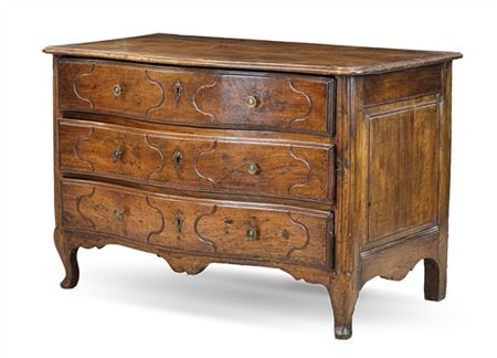 Cassettone in noce con fronte mosso a tre cassetti e fianchi riquadrati, decori