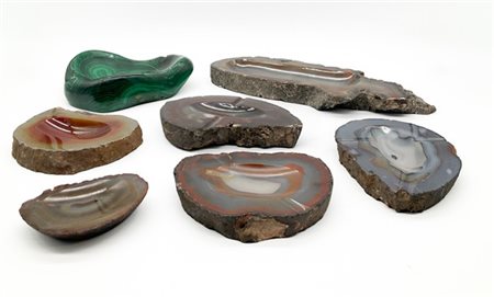 Lotto composto da sette diversi posacenere in pietre dure, di cui uno in malach