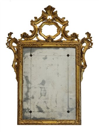 Specchiera in legno intagliato e dorato, cimasa centrata da valva di conchiglia