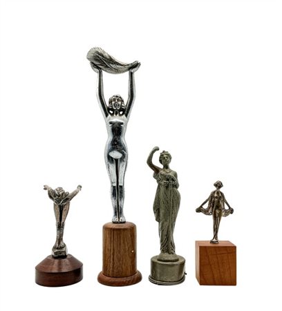 Lotto composto da quattro diversi "Car Mascot" in metallo cromato e altri metal