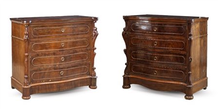 Coppia di cassettoni impiallacciati in mogano di forma mossa con fronte a quatt