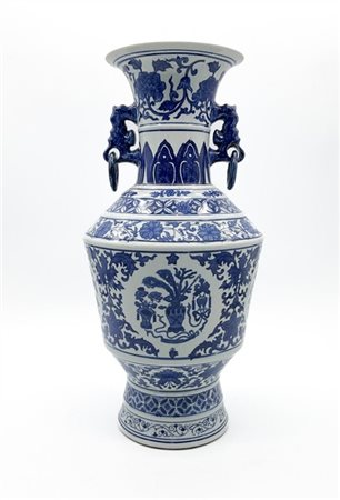 Vaso biansato in porcellana dipinta in monocromia blu con decoro a rami fioriti