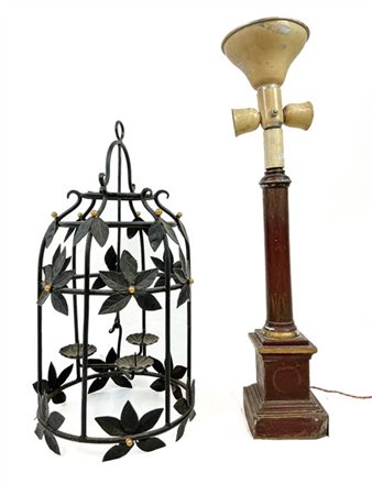 Lotto composto da una lanterna a sospensione a tre luci in ferro battuto e brun