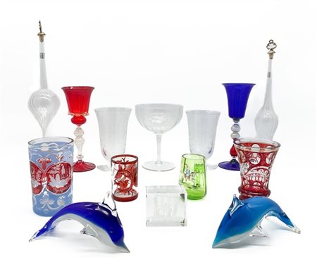 Cartone contenente numerosi oggetti in vetro tra cui calici, bicchieri e due va