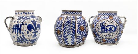 Lotto composto da coppia di vasi biansati a boccia in maiolica dipinti in polic