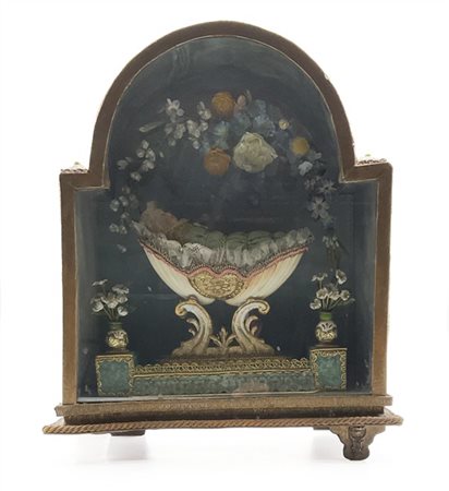 Teca in legno rivestita in passamaneria contenente culla con figura di Maria Ba