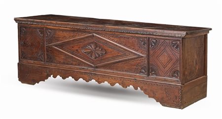 Grande cassapanca con fronte intagliato a motivi vegetali e geometrici, fascia