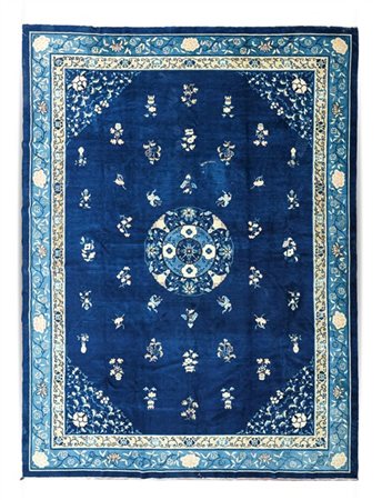 Tappeto Pekino, Cina, inizio secolo XX. Decoro con medaglione tondo con decoro