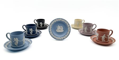 Manifattura di Wedgwood, secolo XX. Gruppo di sei tazze da caffè con piattino i