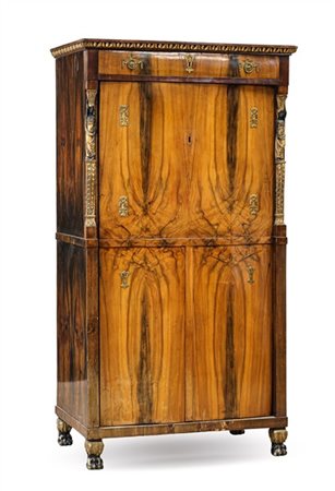 Stipo ad un'anta e un cassetto sottopiano decorato da fregi in metallo, montant