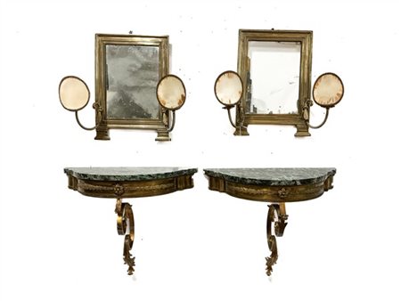 Lotto composto da coppia di mensole in metallo dorato con sostegno centrale a v