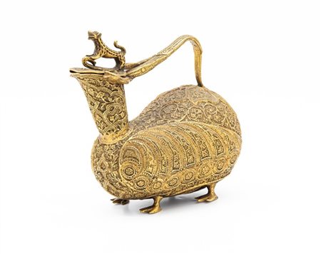 Brocca decorativa a simulare un animale in metallo dorato decorata da intricate