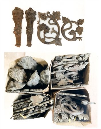 Quattro cartoni contenenti numerosi fregi in legno intagliato a mascheroni con