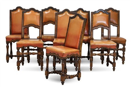 Lotto composto da otto sedie in noce con gambe e traverse di raccordo tornite a