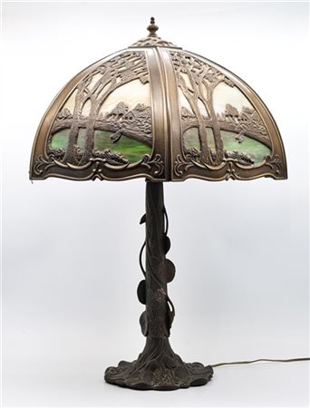 Lampada d'appoggio di gusto Liberty in metallo con paralume cuspidato e inserti