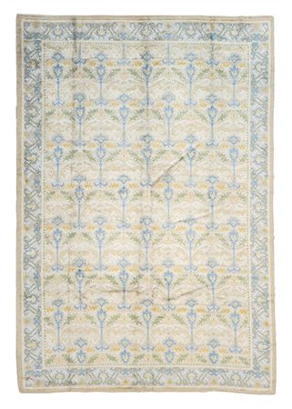 Tappeto Savonnerie, Spagna, secolo XX. Decoro all over con fiori stilizzati nei