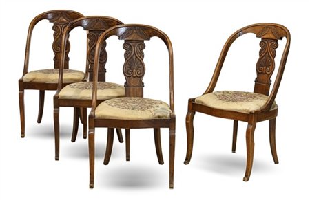 Gruppo di quattro sedie a gondola in noce con schienale a cartella sagomata e d