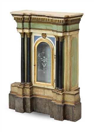 Fronte di tabernacolo in legno dipinto e dorato ad un'anta centinata fra coppie