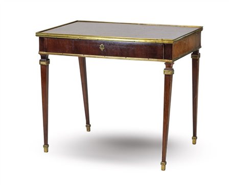 Scrittoio da centro in mogano con profili in bronzo dorato, fascia ad un casset