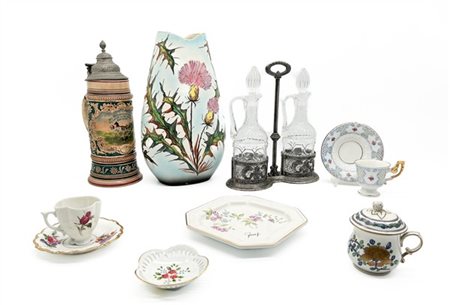 Cartone contenente numerosi oggetti in porcellana di manifatture e decori diffe